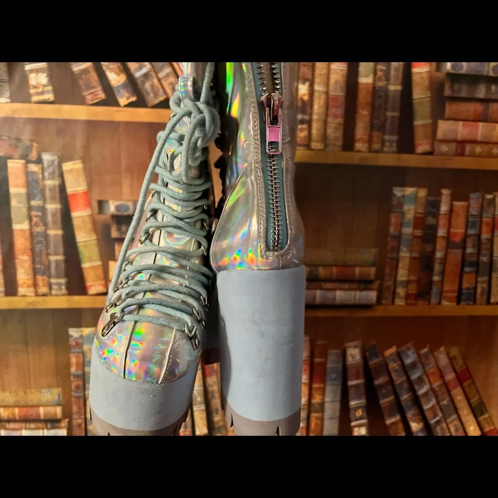 Iridescent type Platform boot